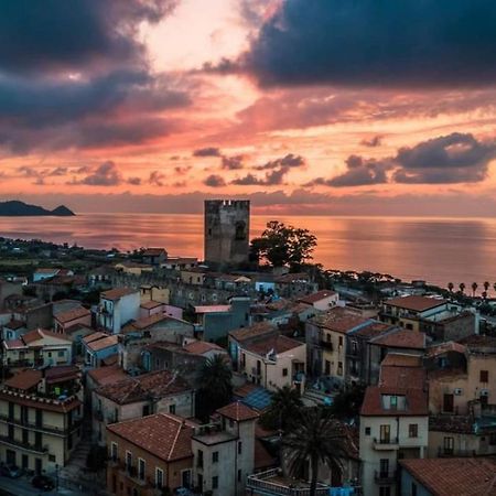 Apartamento Casa Tranquilla E Luminosa Con Terrazzo A Due Passi Dal Mare Brolo Exterior foto