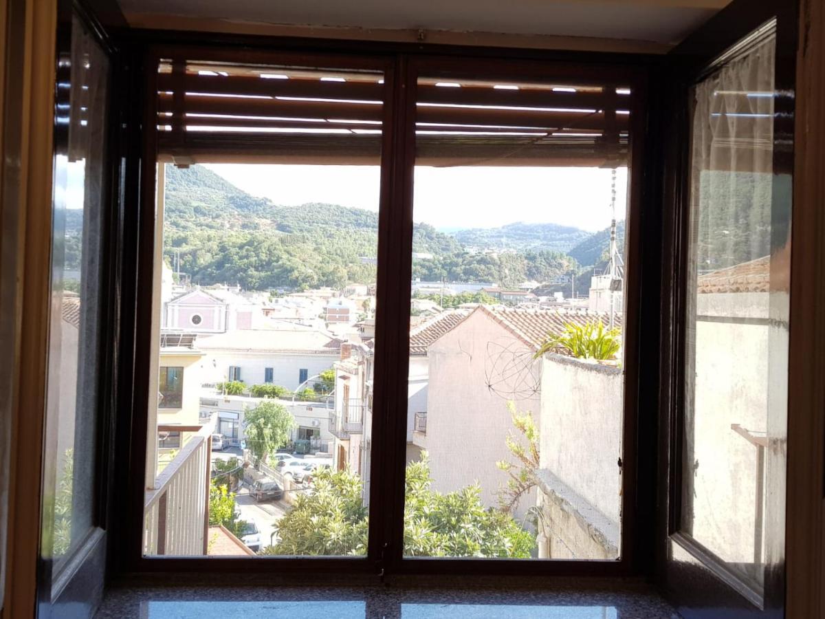 Apartamento Casa Tranquilla E Luminosa Con Terrazzo A Due Passi Dal Mare Brolo Exterior foto